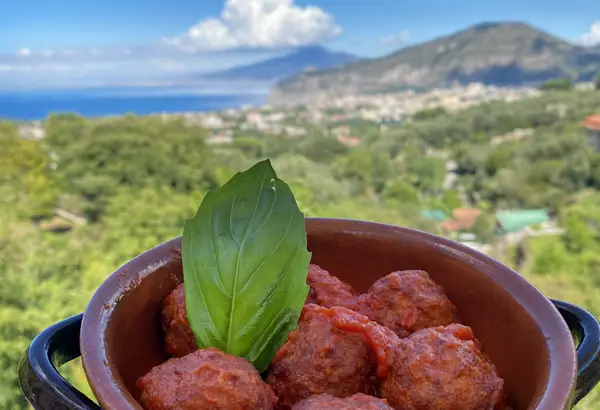 Piatto tipico - Polpette al sugo - Degustazione di vino Sorrento
